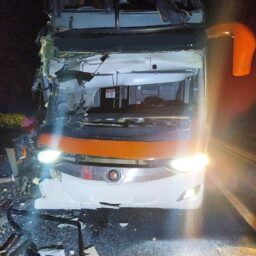 Acidente com ônibus e caminhão deixa quatro feridos na madrugada