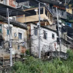 Quase 20% da população de favelas vivem em vias onde não passam carros