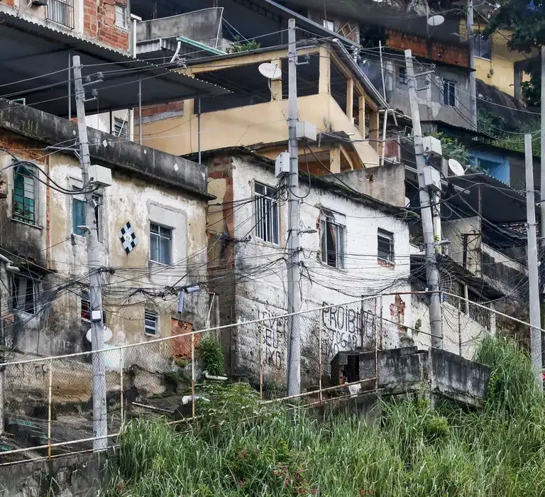 Quase 20% da população de favelas vivem em vias onde não passam carros