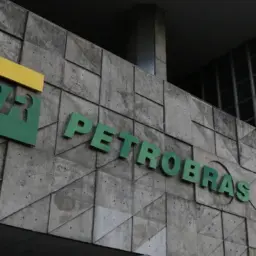 Funcionários da Petrobras entram em greve por tempo indeterminado