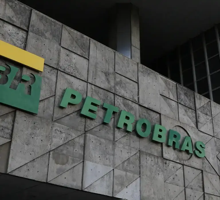 Funcionários da Petrobras entram em greve por tempo indeterminado