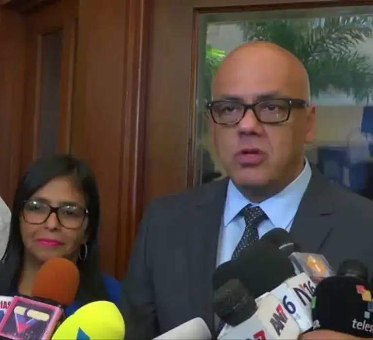 Venezuela diz que já libertou 400 presos; oposição e ONGs contestam