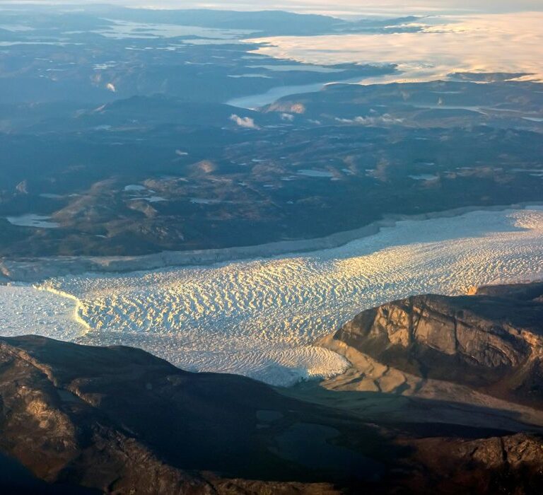 Após Venezuela, Trump ameaça tomar Groenlândia e atacar Colômbia
