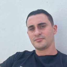 Empresário morre e namorada fica ferida em capotamento na SP-294