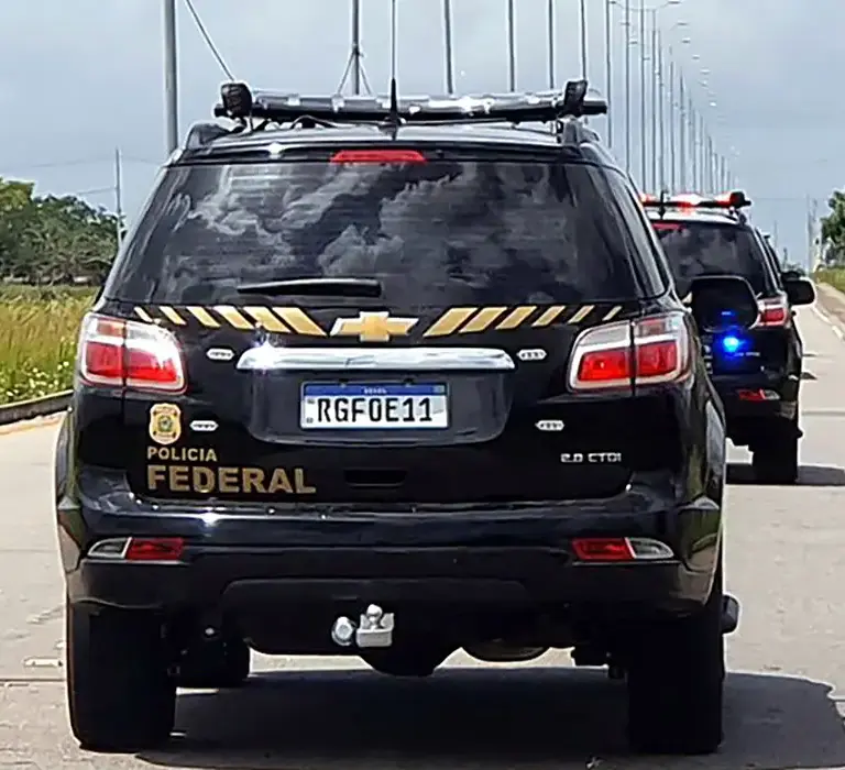 Polícia Federal realiza operação para combater tráfico de cocaína do PCC