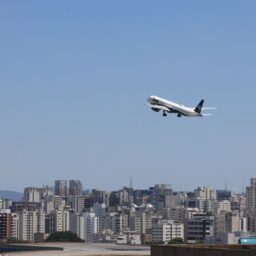 Preço médio das passagens aéreas cai 20% em novembro, aponta Anac