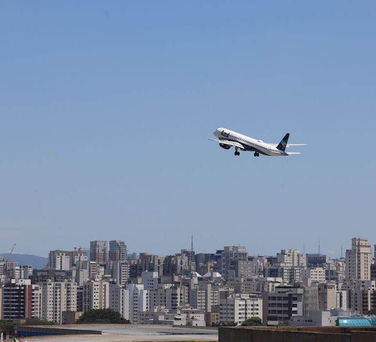 Preço médio das passagens aéreas cai 20% em novembro, aponta Anac