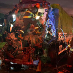 Acidente entre caminhão e carreta carregada com adubo mata motorista em Assis