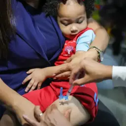 Cinco anos após vacinação, covid recua no Brasil, mas ainda provoca mortes