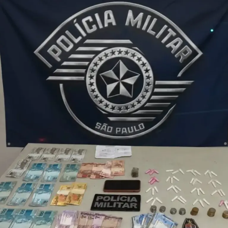 Polícia Militar flagra tráfico, prende jovem e confisca R$ 2,2 mil do caixa do crime