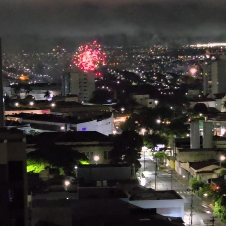 Marília entra em 2026 com festa no céu e desrespeito à lei antifogos