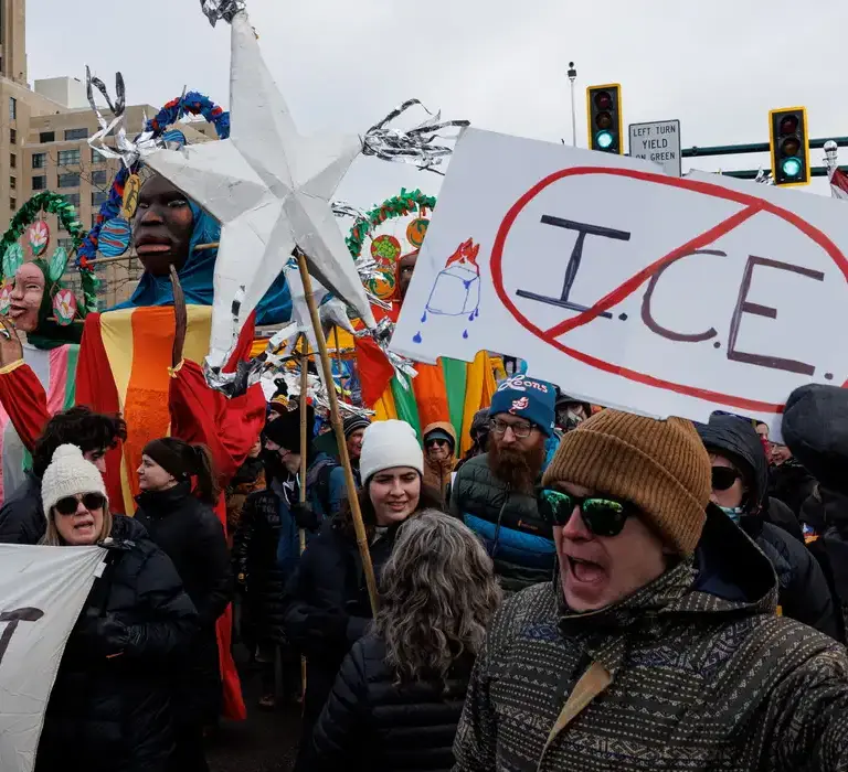 Morte de Renee Nicole Good intensifica pressão contra políticas migratórias de Trump