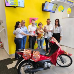 Comércio de Quintana encerra Natal Premiado com entrega de moto zero