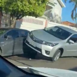 Acidente deixa carros empilhados em rua da zona leste de Marília