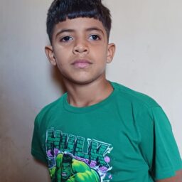 Mãe solo de seis filhos lança vaquinha para cirurgia urgente de estrabismo