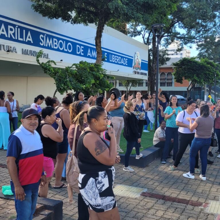 Terceirizados da Educação voltam a protestar em frente à Prefeitura de Marília