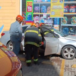 Acidente com carro automático deixa mulher presa em veículo e mobiliza Bombeiros