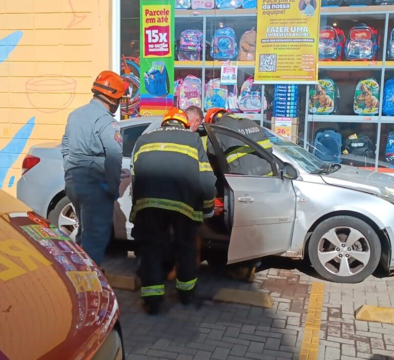 Acidente com carro automático deixa mulher presa em veículo e mobiliza Bombeiros