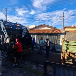 Limpeza em imóvel na travessa Indiana em Tupã remove lixo de três caminhões