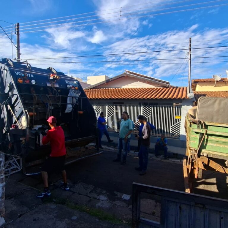 Limpeza em imóvel na travessa Indiana em Tupã remove lixo de três caminhões