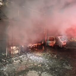 Incêndio atinge banca de assistência para celulares e veículo na zona oeste