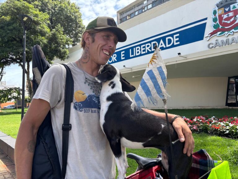 Cicloviajante passa por Marília em jornada de liberdade, música e sobrevivência