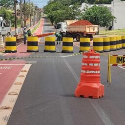 Obra de rotatória no Reserva Tupã é retomada após retirada de poste