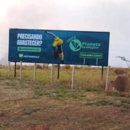 Furto seguido de lona de outdoor à margem da rodovia revolta empreendedores