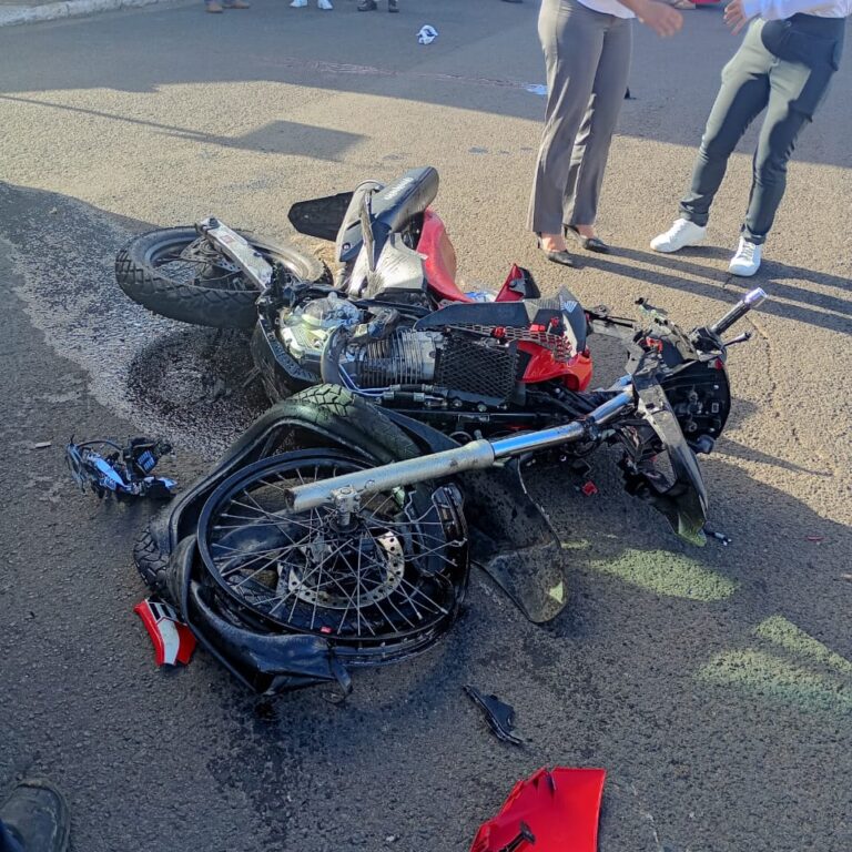 Acidente entre moto e caminhão no Centro deixa jovem gravemente ferido