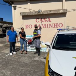 Campanha da PM Rodoviária entrega 880 fraldas geriátricas a lar de idosos em Marília