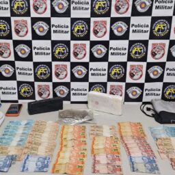 Dupla é presa com quase dois quilos de drogas, após fuga de moto e busca em apartamento