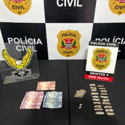 Homem que vendia drogas sentado em sofá, em biqueira ao ar livre, é preso pela Dise