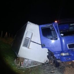 Caminhão refrigerado tomba em rodovia após quebra de eixo