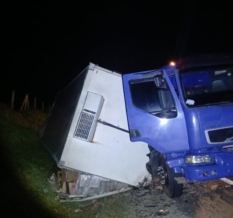 Caminhão refrigerado tomba em rodovia após quebra de eixo