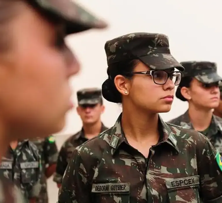 Exército faz seleção para alistamento militar de homens e mulheres