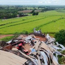 Vendaval derruba barracão de Prefeitura na região e causa prejuízos a produtores