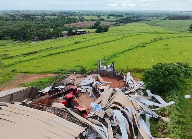 Vendaval derruba barracão de Prefeitura na região e causa prejuízos a produtores