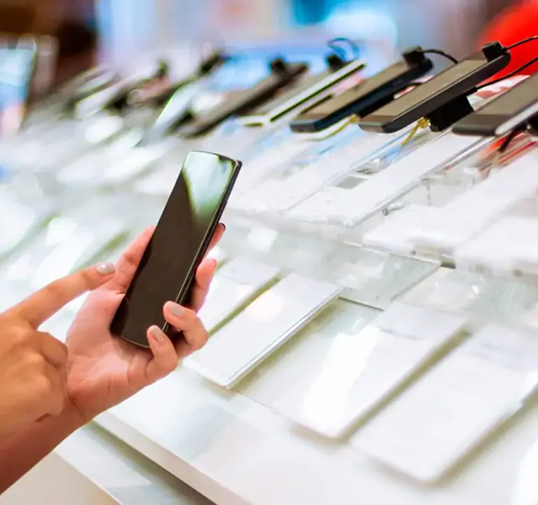 Clientes denunciam loja de shopping após suspeita de fraude na compra de celulares