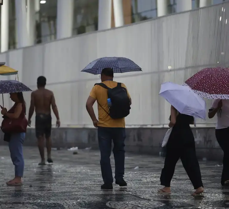 Maioria das regiões do país tem alerta de chuvas intensas nesta quarta-feira