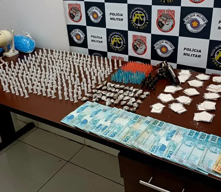 Após mortes e atos de violência, polícia apreende arma, drogas e dinheiro na região