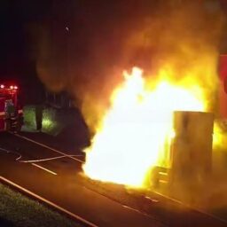 Caminhão pega fogo na SP-294 e provoca interdição da pista em Gália