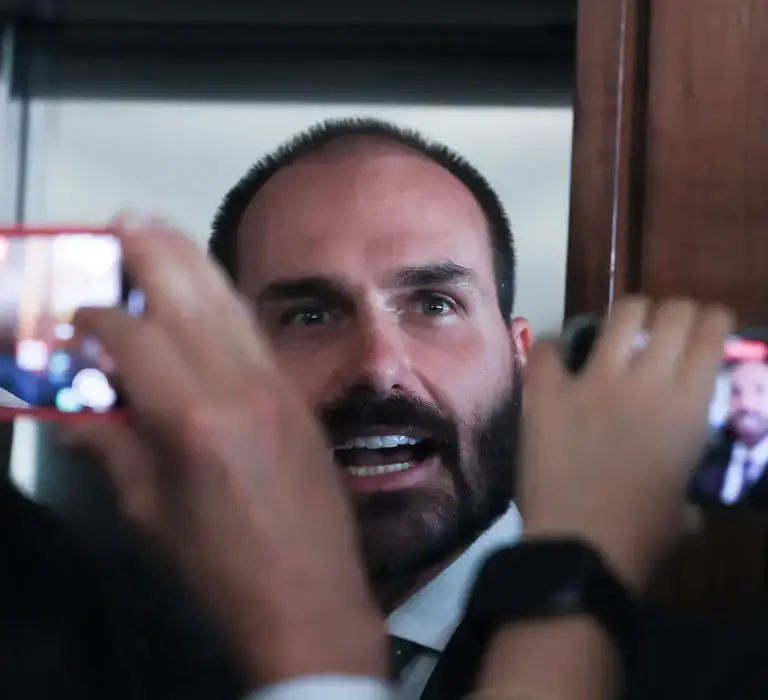 PF determina retorno imediato de Eduardo Bolsonaro a cargo de escrivão