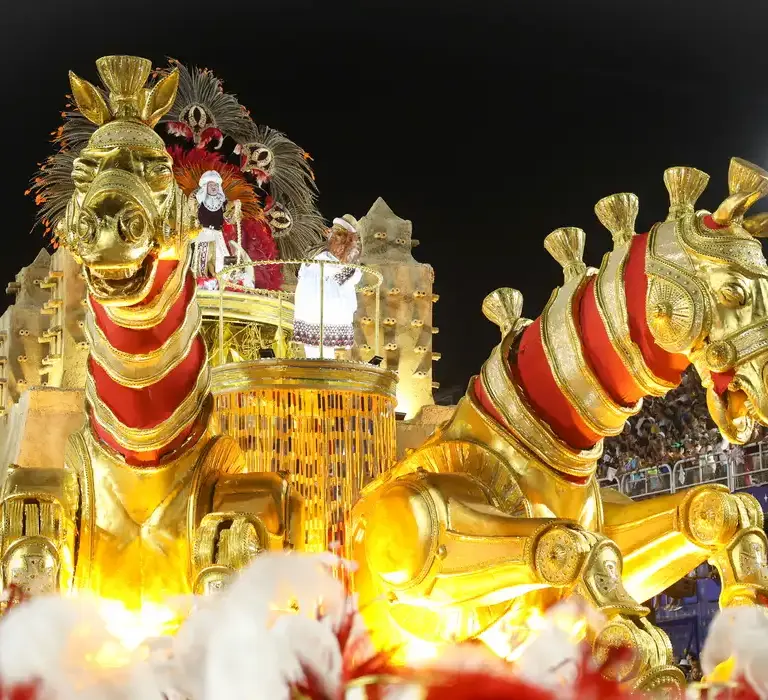 Enredos das escolas de samba revelam histórias fora da narrativa oficial