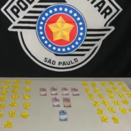 ‘Feirinha da droga’ é flagrada em cruzamento da zona oeste e suspeito acaba preso