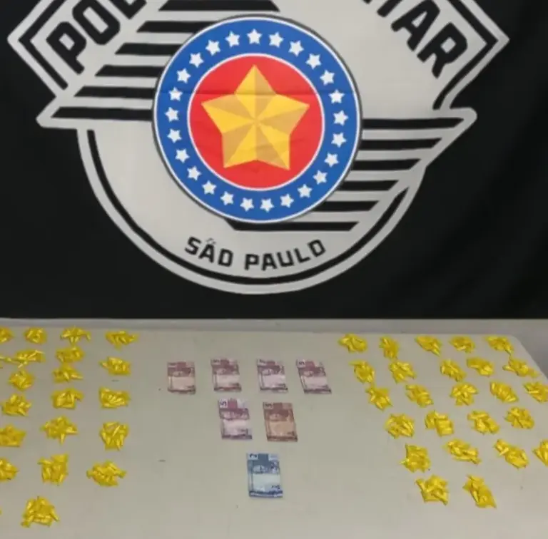 ‘Feirinha da droga’ é flagrada em cruzamento da zona oeste e suspeito acaba preso