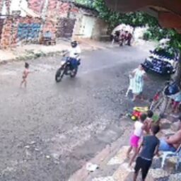 Criança de dois anos é atingida por moto em Lins e condutor foge
