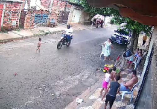 Criança de dois anos é atingida por moto em Lins e condutor foge