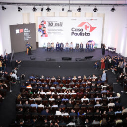 Matheus Móris anuncia convênio para construção de 30 casas populares