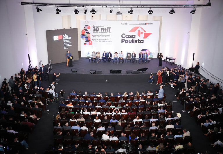 Matheus Móris anuncia convênio para construção de 30 casas populares