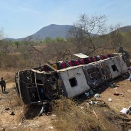 Capotamento de ônibus que levava romeiros deixa 15 mortos em Alagoas